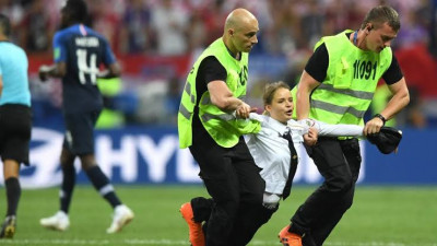 4 Aksi Pitch Invader Paling Nekat yang Pernah Terjadi thumbnail